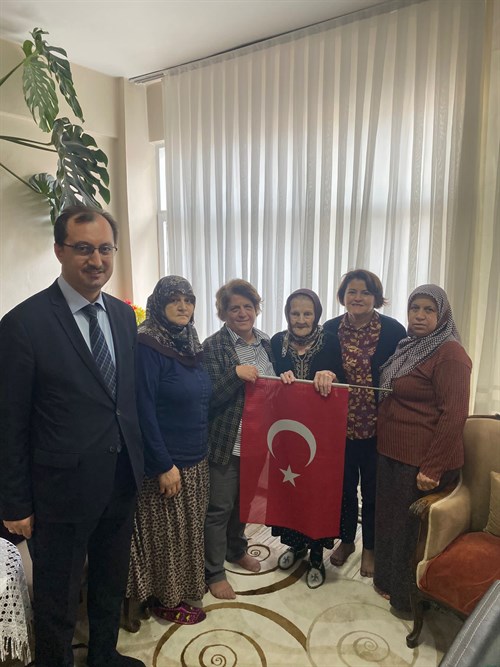 Cumhuriyetin 99.’ncı kuruluş yıl dönümü nedeniyle ilçemizde 1923 yılında doğan yaşlımızı evinde ziyaret ettik